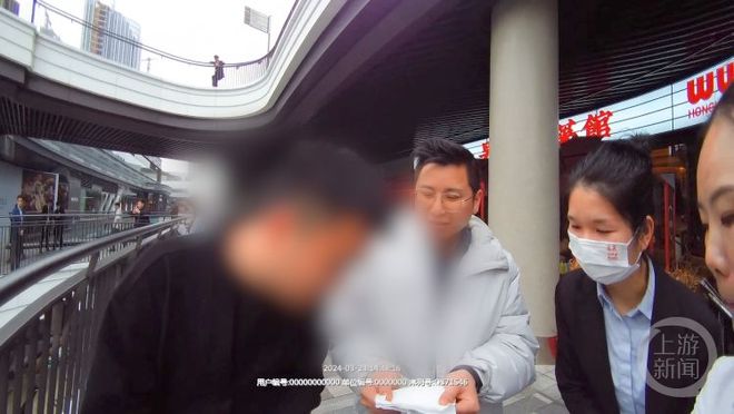 指甲、头发、蟑螂情侣为吃“霸王餐”向菜里放各种异物(图2)