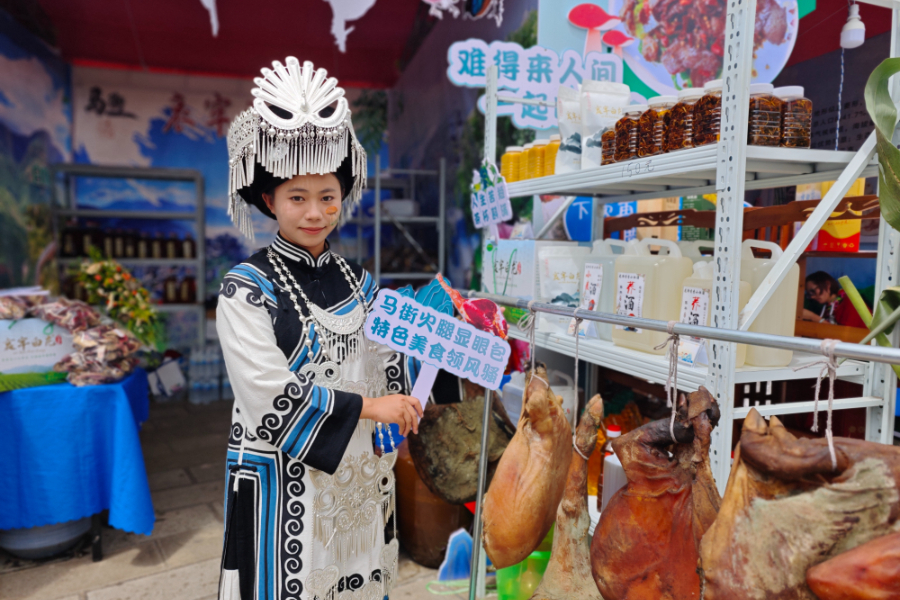 脸上画菌眉头画鸟!直击南华野生菌美食文化节现场_新华网 脸上画菌眉头画鸟!直击南华野生菌美食文化节现场_新华网