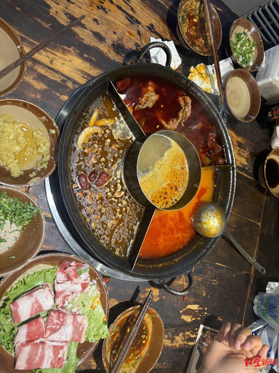 拉着行李箱吃饭!暑期成都美食消费火爆异地游客餐饮堂食订单量增长超36%(图2)