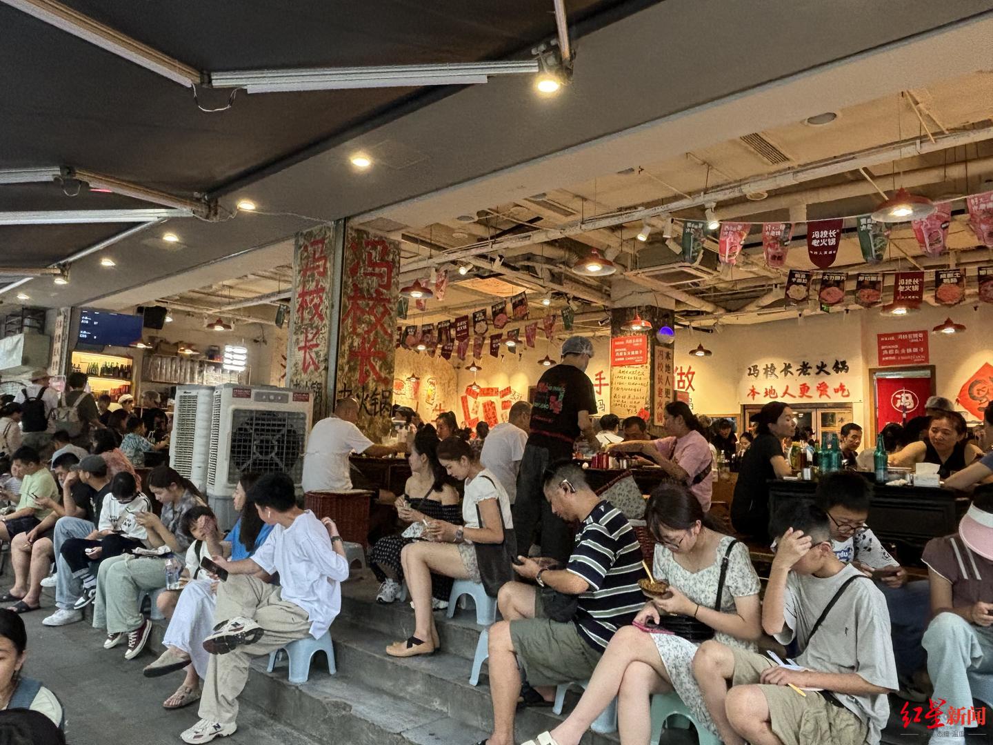 拉着行李箱吃饭!暑期成都美食消费火爆异地游客餐饮堂食订单量增长超36% 拉着行李箱吃饭!暑期成都美食消费火爆异地游客餐饮堂食订单量增长超36%