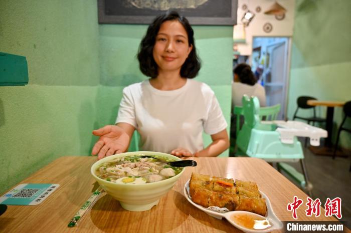 越南女博士在华逐梦:当好“贤内助”盼开“百年老店” 越南女博士在华逐梦:当好“贤内助”盼开“百年老店”